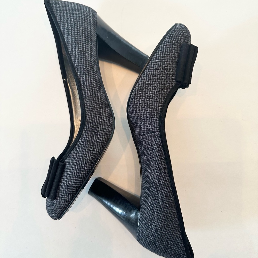 BANDOLINO Leather & Herringbone Black Grey Heel 3.5” Sexy Bow EUC Sz 9